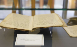 Foto: Fena  / Izložba rijetkih prevoda Kur'ana u Gazi Husrev-begovoj biblioteci