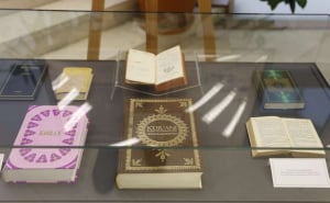 Foto: Fena  / Izložba rijetkih prevoda Kur'ana u Gazi Husrev-begovoj biblioteci