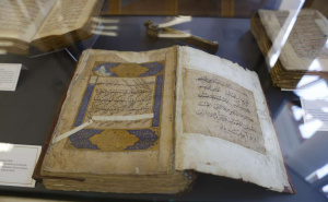 Foto: Fena  / Izložba rijetkih prevoda Kur'ana u Gazi Husrev-begovoj biblioteci