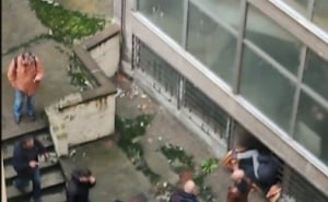 Foto: X / Radnici RTS-a ulaze kroz podrum