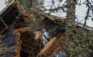 Foto: 24ur.com / Avion se srušio na kolibu na Velikoj planini