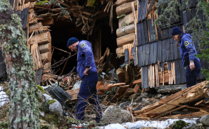 Foto: 24ur.com / Avion se srušio na kolibu na Velikoj planini