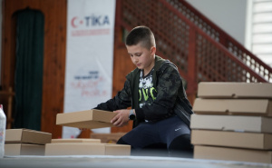 Foto: AA / TIKA podijelila iftar porodicama u Buturović Polju