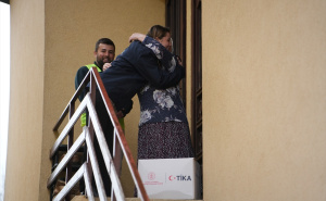 Foto: AA / TIKA podijelila iftar porodicama u Buturović Polju