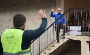 Foto: AA / TIKA podijelila iftar porodicama u Buturović Polju
