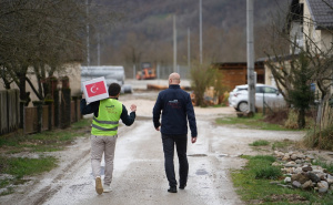Foto: AA / TIKA podijelila iftar porodicama u Buturović Polju