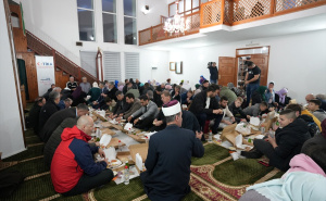Foto: AA / TIKA podijelila iftar porodicama u Buturović Polju