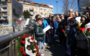 Foto: Dž. K. / Radiosarajevo.ba / Mališani bacanjem crvenih ruža u Miljacku odali počast