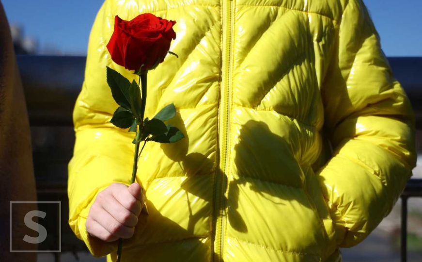 Mališani bacanjem crvenih ruža u Miljacku odali počast