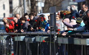 Foto: Dž. K. / Radiosarajevo.ba / Mališani bacanjem crvenih ruža u Miljacku odali počast