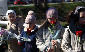 Foto: Dž. K. / Radiosarajevo.ba / Mališani bacanjem crvenih ruža u Miljacku odali počast