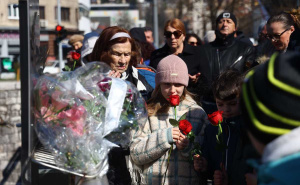 Foto: Dž. K. / Radiosarajevo.ba / Mališani bacanjem crvenih ruža u Miljacku odali počast