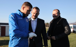 Foto: Nogometni savez BiH / Vico Zeljković u posjeti treningu Zmajeva