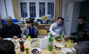 Foto: AA / Svećenik u selu Šćipe priredio iftar za komšije Bošnjake