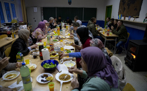 Foto: AA / Svećenik u selu Šćipe priredio iftar za komšije Bošnjake