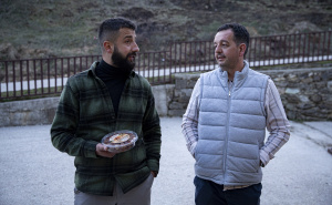 Foto: AA / Svećenik u selu Šćipe priredio iftar za komšije Bošnjake