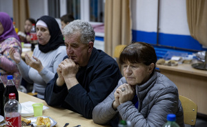 Foto: AA / Svećenik u selu Šćipe priredio iftar za komšije Bošnjake