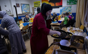 Foto: AA / Svećenik u selu Šćipe priredio iftar za komšije Bošnjake