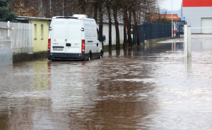 Foto: Dž. K. / Radiosarajevo.ba / Poplavljen ulaz u tržni centar u Rajlovcu