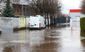 Foto: Dž. K. / Radiosarajevo.ba / Poplavljen ulaz u tržni centar u Rajlovcu