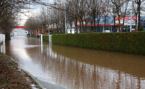 Foto: Dž. K. / Radiosarajevo.ba / Poplavljen ulaz u tržni centar u Rajlovcu