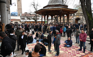 Foto: N.G./Radiosarajevo.ba / Bajramsko jutro ispred Begove džamije u Sarajevu