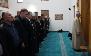 Foto: Predsjedništvo BiH / Denis Bećirović klanja bajram namaz u Žepi