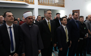 Foto: Predsjedništvo BiH / Denis Bećirović klanja bajram namaz u Žepi