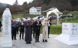 Foto: Predsjedništvo BiH / Denis Bećirović klanja bajram namaz u Žepi