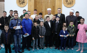 Foto: Predsjedništvo BiH / Denis Bećirović klanja bajram namaz u Žepi