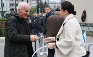 FOTO: Facebook / Benjamina Karić dijelila bajramske baklave