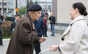 FOTO: Facebook / Benjamina Karić dijelila bajramske baklave
