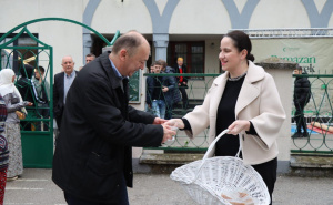 FOTO: Facebook / Benjamina Karić dijelila bajramske baklave