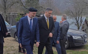 Foto: Predsjedništvo BiH / Denis Bećirović u posjeti povratnicima