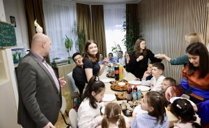 Foto: Grad Sarajevo / Predrag Puharić i mališani iz Doma Bjelave