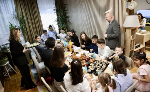 Foto: Grad Sarajevo / Predrag Puharić i mališani iz Doma Bjelave