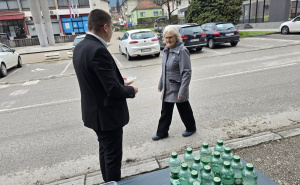 Foto: Facebook / Podjela baklava u Rudom