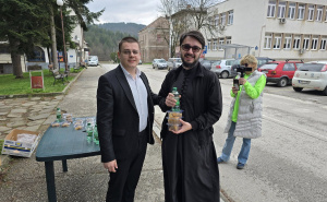 Foto: Facebook / Podjela baklava u Rudom