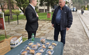 Foto: Facebook / Podjela baklava u Rudom