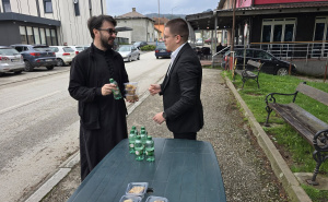 Foto: Facebook / Podjela baklava u Rudom