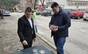 Foto: Facebook / Podjela baklava u Rudom