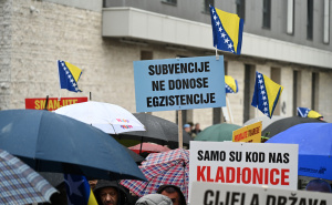 Foto: N.G./Radiosarajevo.ba / Protesti ispred Parlamenta FBiH