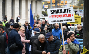 Foto: N.G./Radiosarajevo.ba / Protesti ispred Parlamenta FBiH