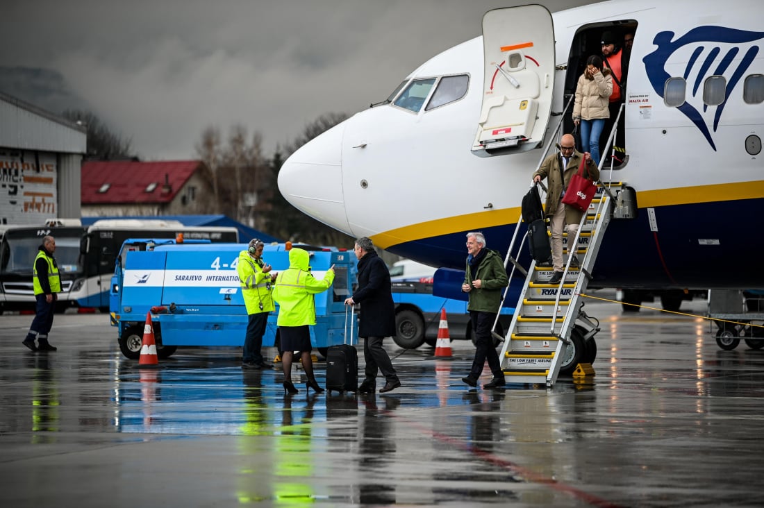 Dok je avion sigurno sletio, devet osoba starosti između dvije i 59 godina povrijeđeno je u turbulencijama u zraku, saopštila je policija.