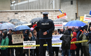 Foto: N.G./Radiosarajevo.ba / Protesti ispred Parlamenta FBiH