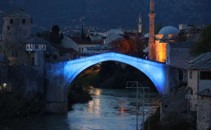 Foto: FENA / Stari most osvijetljen plavom bojom