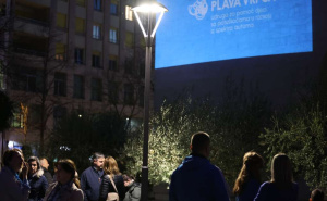 Foto: FENA / Stari most osvijetljen plavom bojom