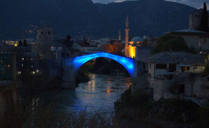 Foto: FENA / Stari most osvijetljen plavom bojom