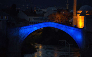 Foto: FENA / Stari most osvijetljen plavom bojom