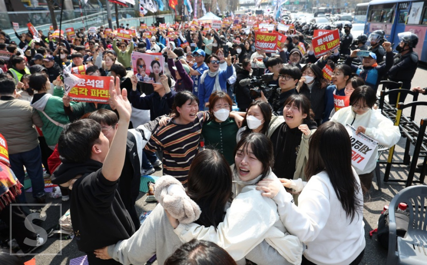 Slavlje na ulicama nakon Yoonovog opoziva